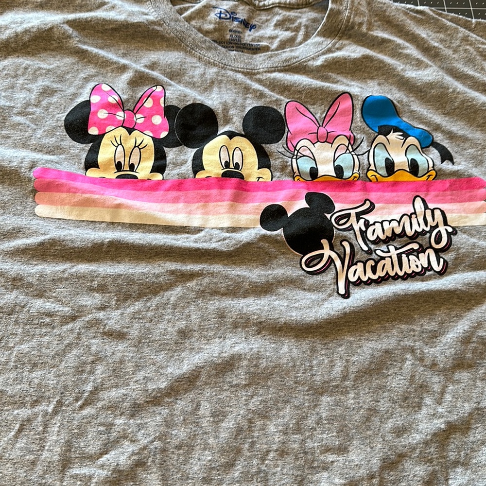 #110D Disney Family Vacation Tee, Mickey, Minnie, Donald and Daisy size xl